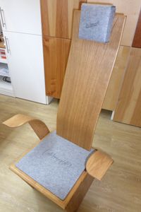 Stuhl mit ergonomischer R&uuml;cken- und Armlehne (3)